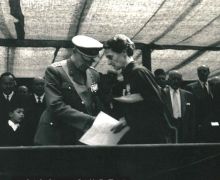 Palermo 2.6.1956 - Piazza Croci -il Gen. Guy consegna la MAVM a Anna Cola Vedova el Col. G,Romeres